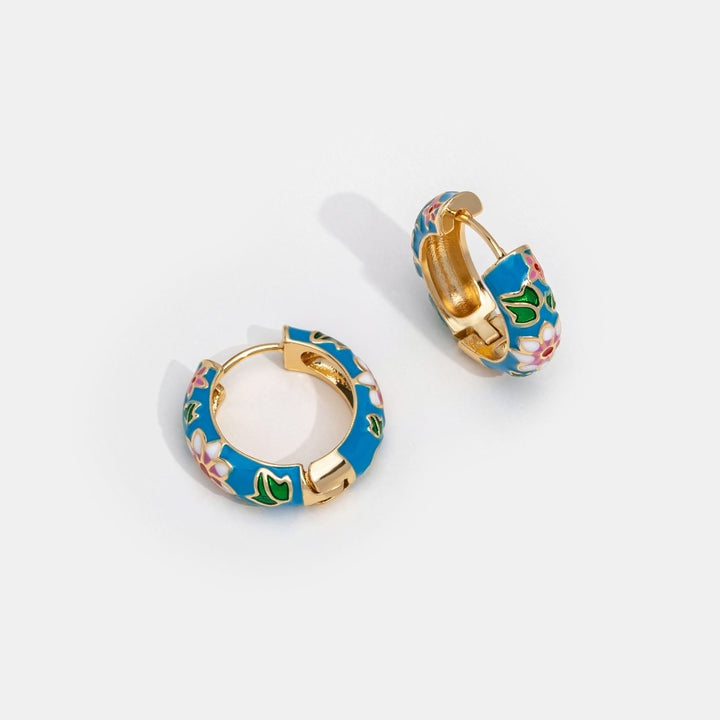 金色克里奧耳環與花朵