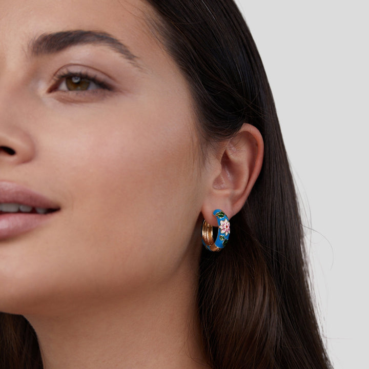 金色克里奧耳環與花朵